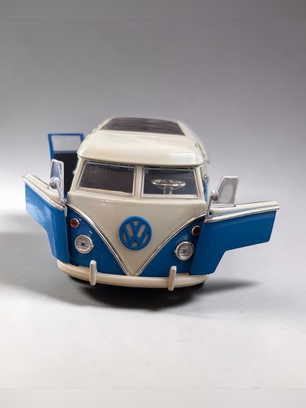 VINTAGE JADA TOYS V-DUBS 1962 VW SAMBA BUS DIECAST 1:24 — BLUE & CREAM LOWRIDER